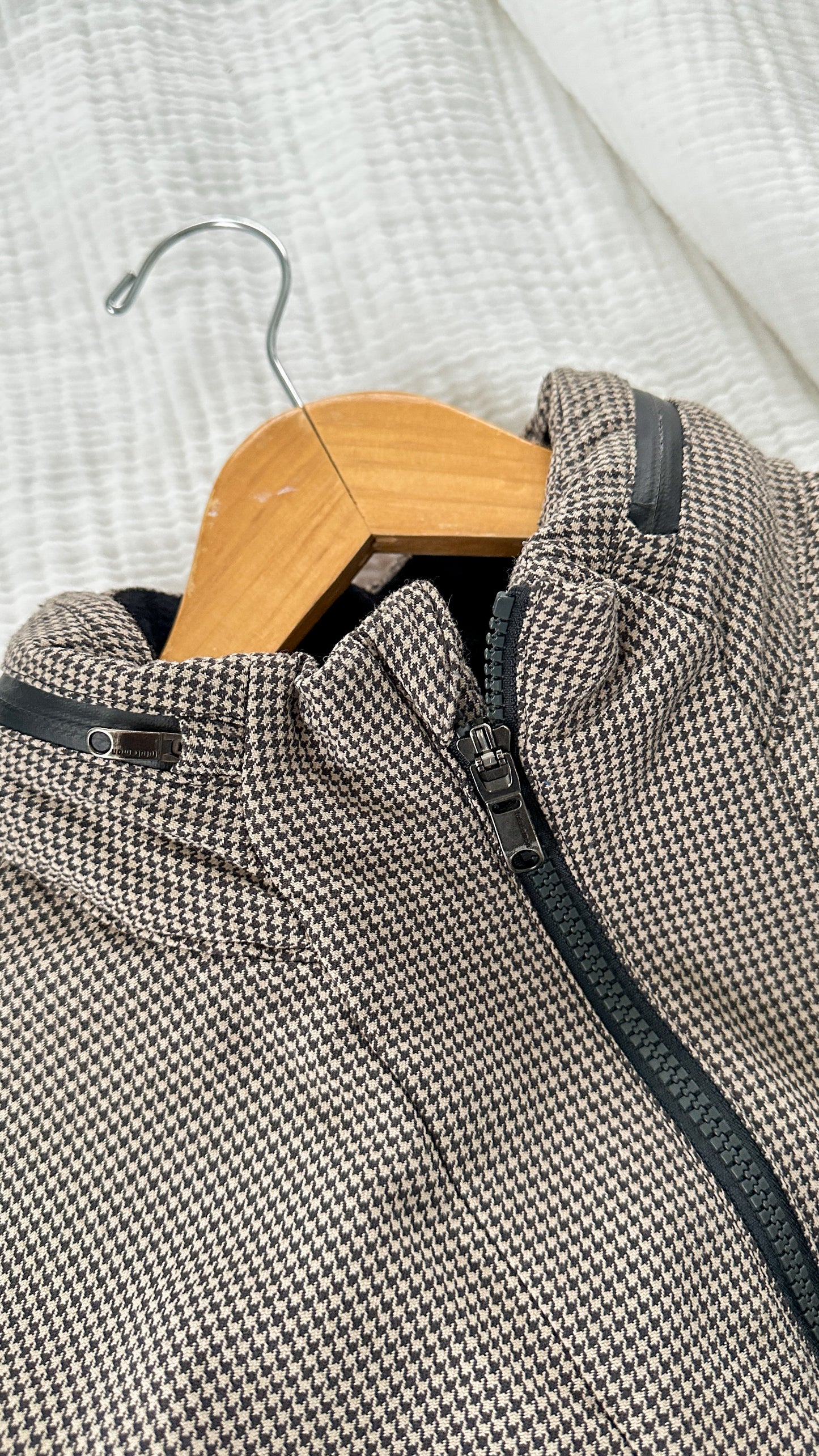 Lululemon Men's Relay Hooded Jacket in Brown Black Houndstooth Swift Mojave Tan