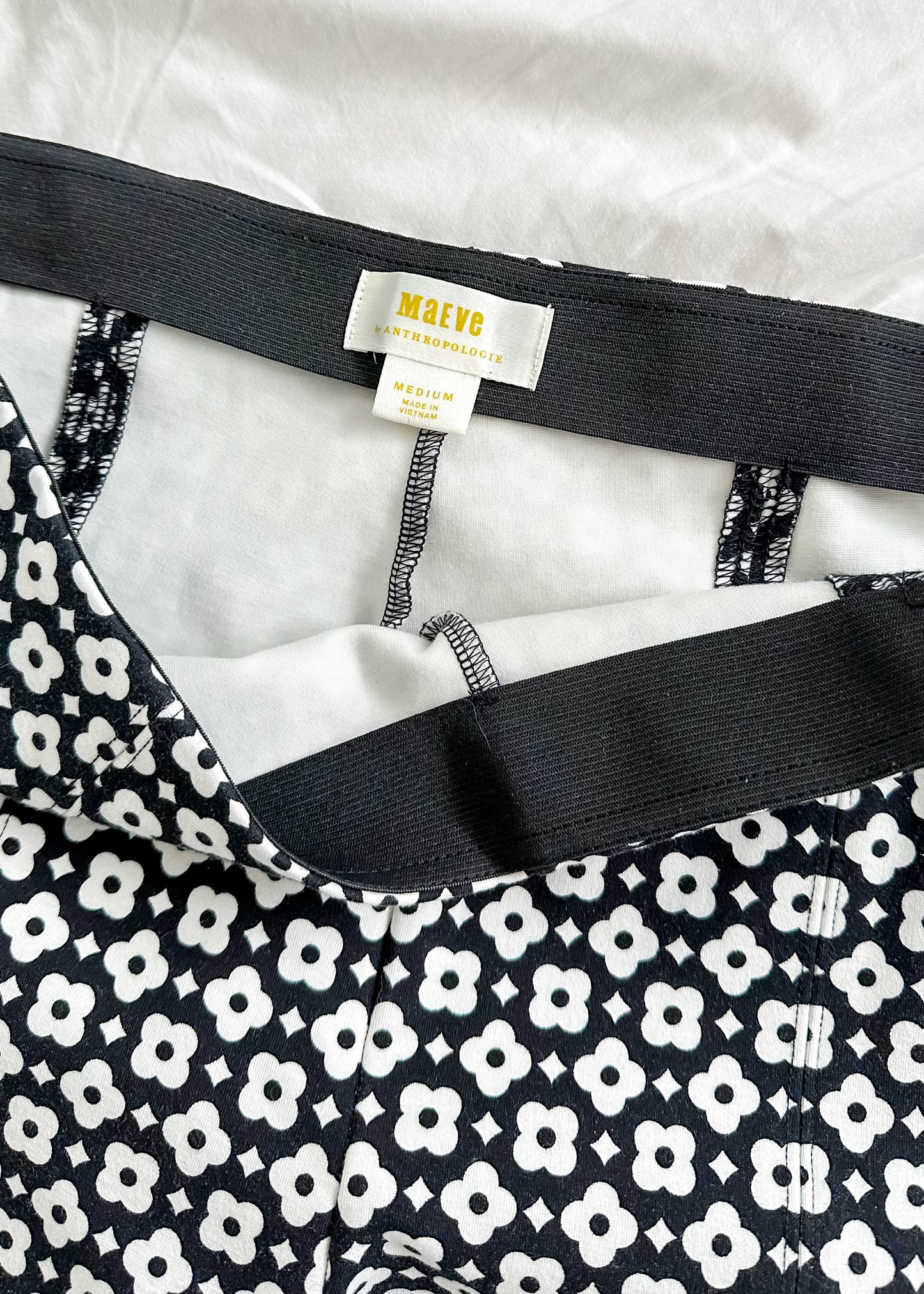 Anthropologie Maeve Black White Daisy Flower Kick Flare Pants (M)