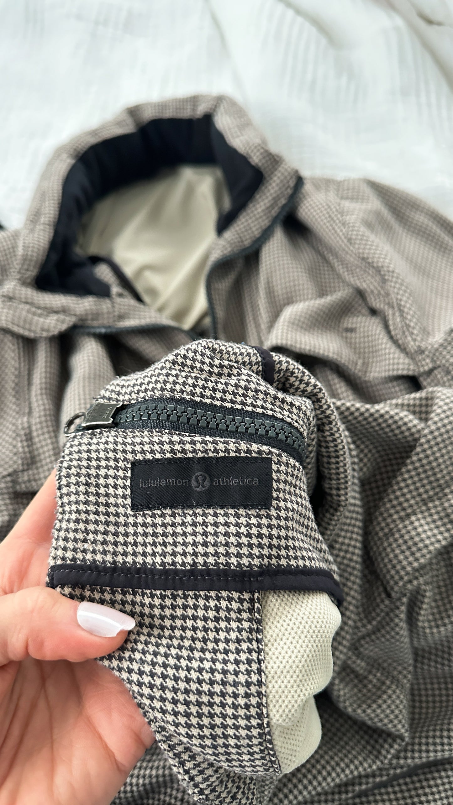 Lululemon Men's Relay Hooded Jacket in Brown Black Houndstooth Swift Mojave Tan