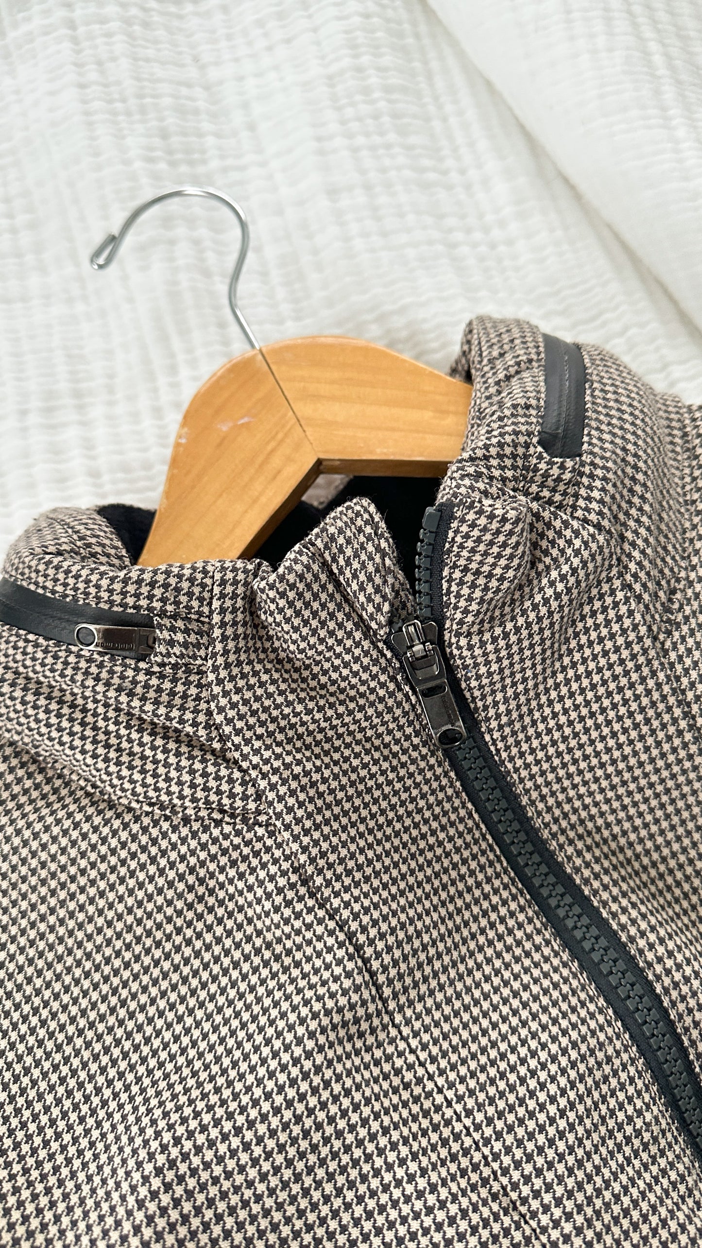 Lululemon Men's Relay Hooded Jacket in Brown Black Houndstooth Swift Mojave Tan