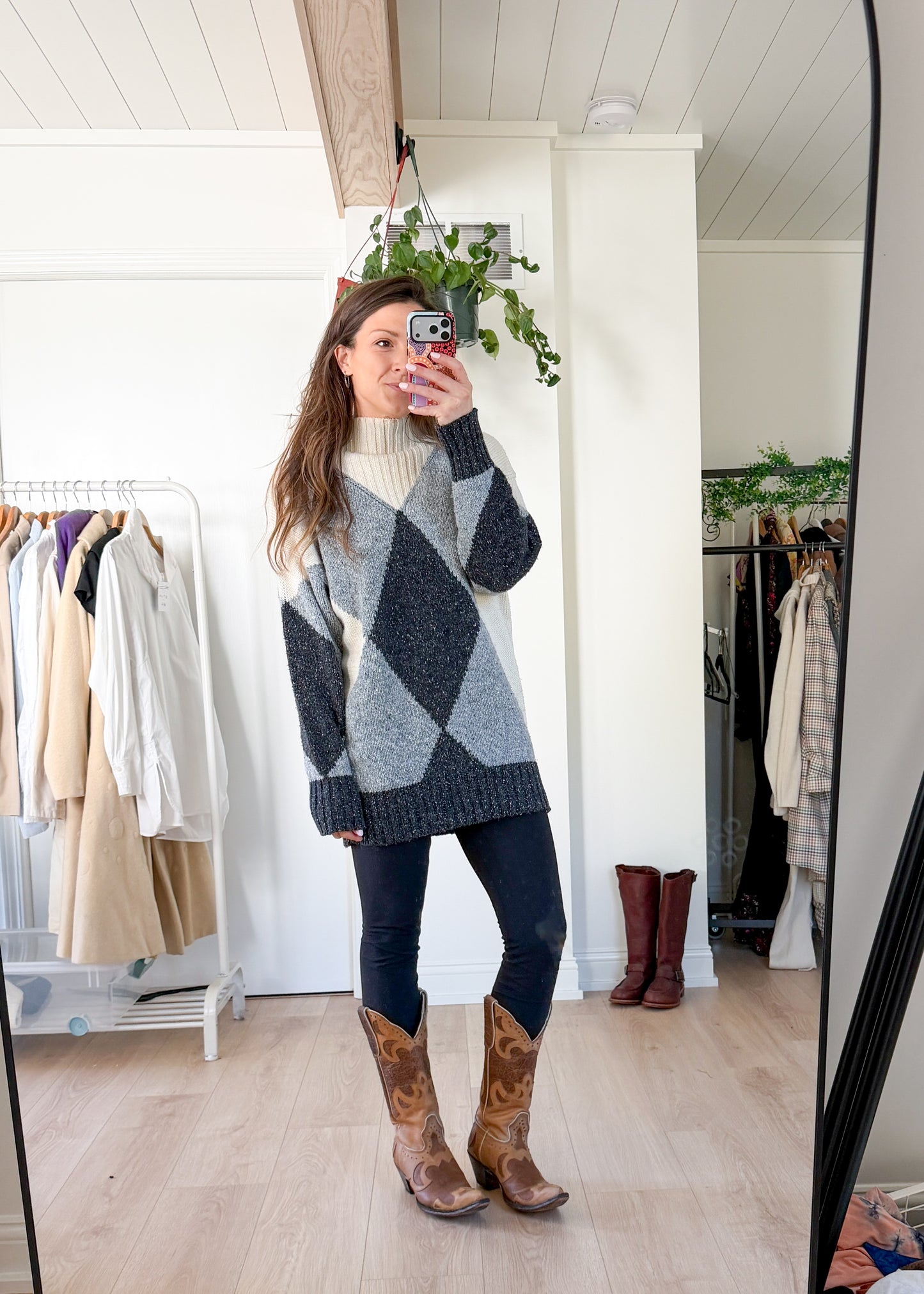 Vintage 90s Liz Sport White & Gray Argyle Cozy Knit Sweater (M)