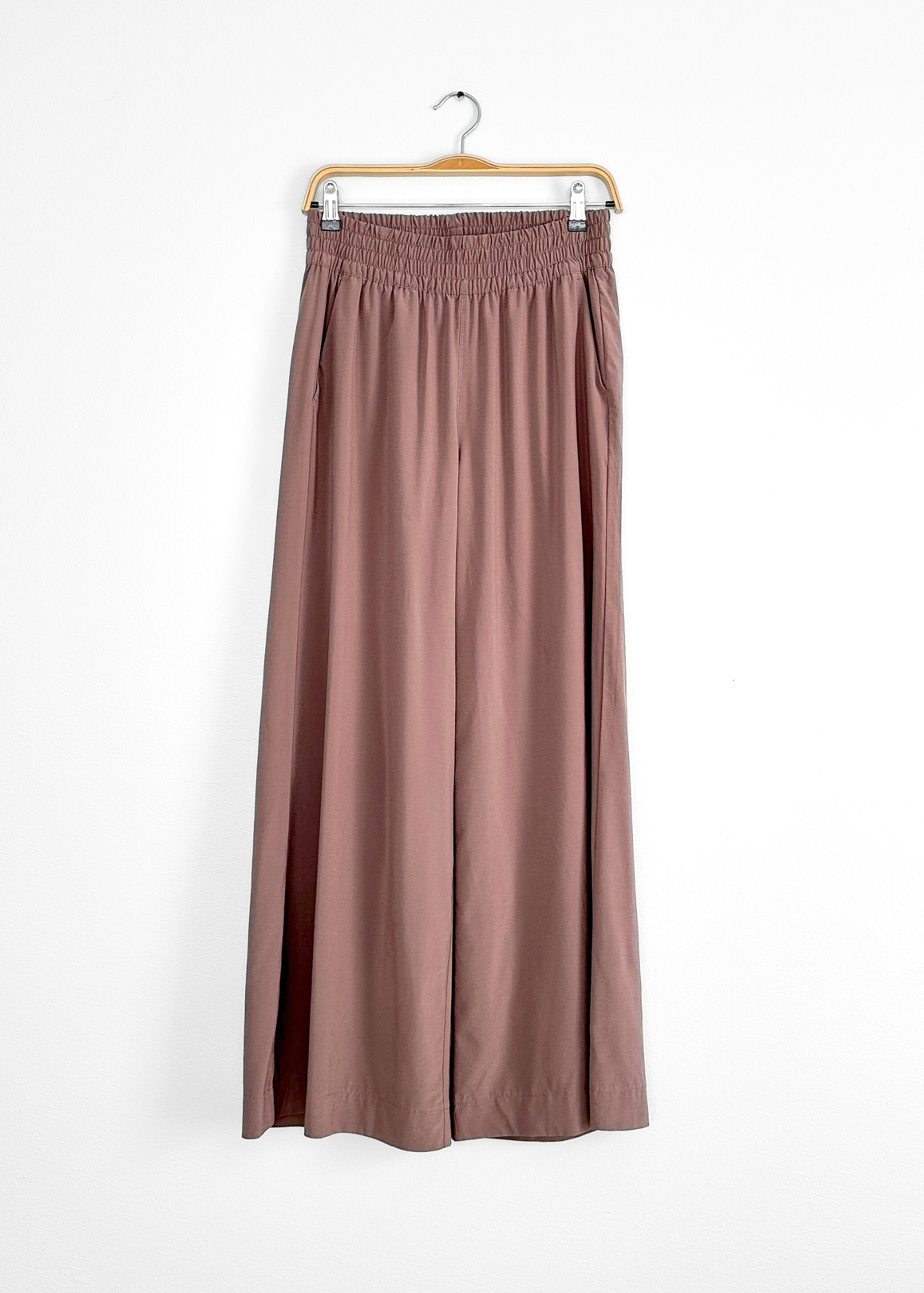 Vuori Villa Wideleg Casual Pants in Zion Rose (M)