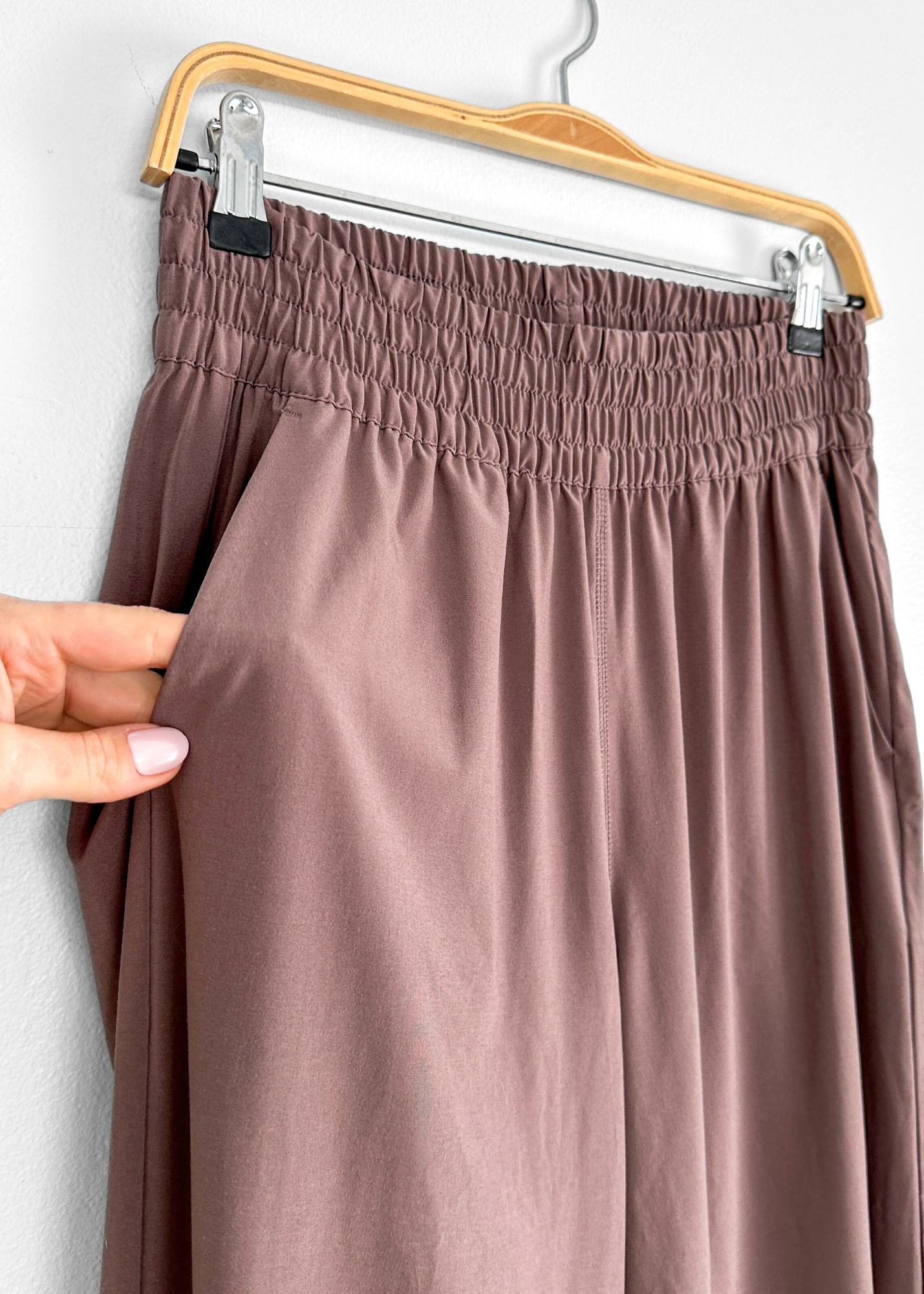 Vuori Villa Wideleg Casual Pants in Zion Rose (M)