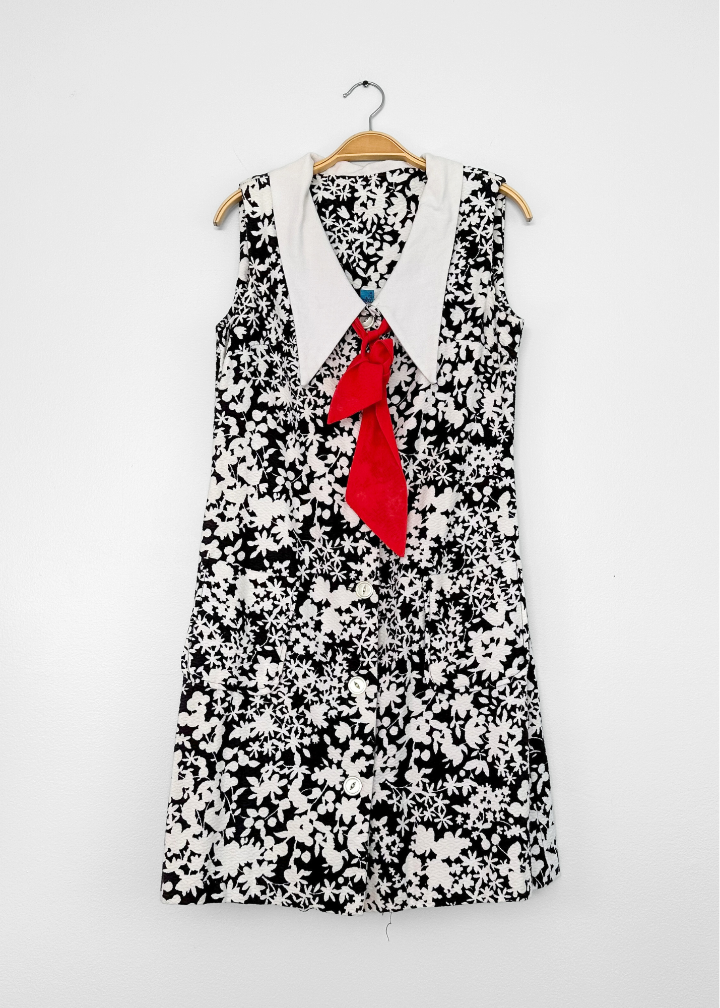 Vintage 70s Floral Print Wide Collar Neck Tie Button Down Dress (8 or – The Wandering Wardrobe Truck Vintage 70s Floral Print Wide Collar Neck Tie Button Down Dress (8 or – The Wandering Wardrobe Truck