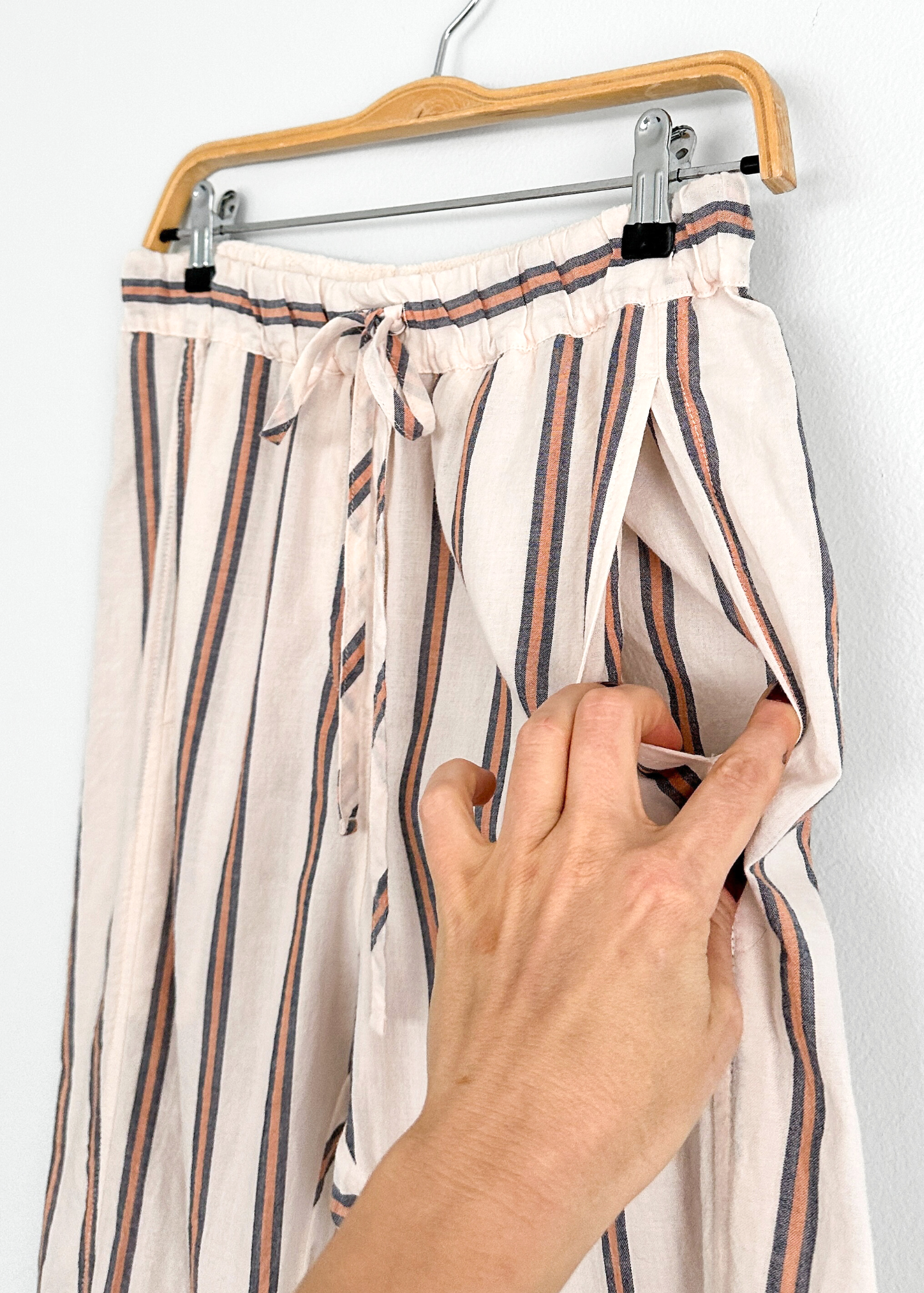 XiRena Draper Stripe Tapered Ankle Drawstring Pants (XS)