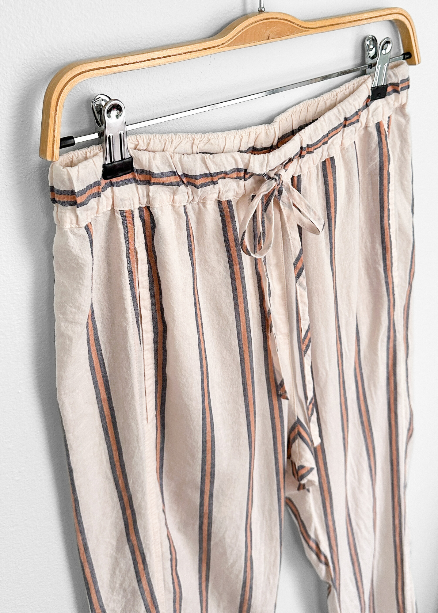 XiRena Draper Stripe Tapered Ankle Drawstring Pants (XS)