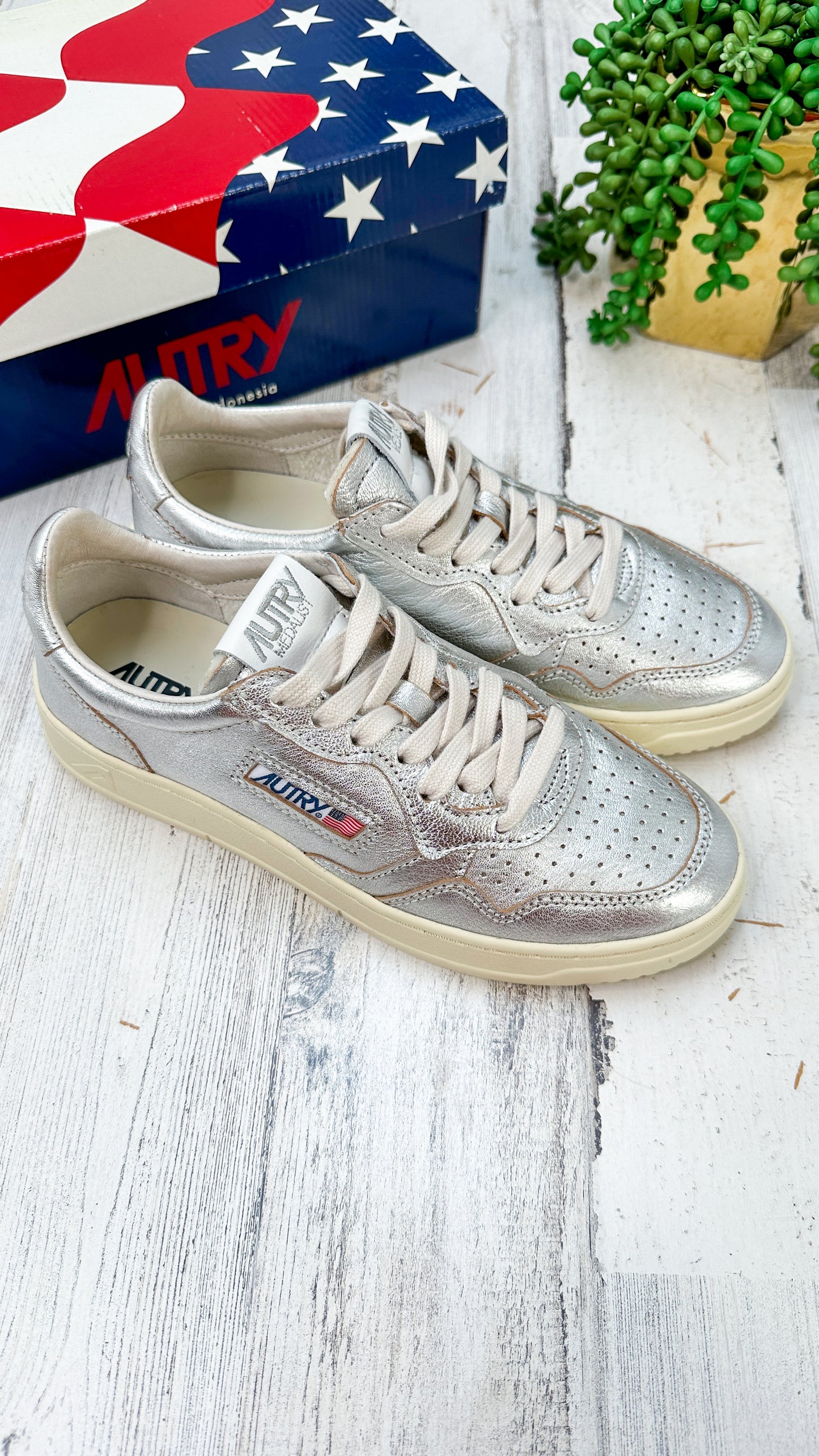 NEW Autry Medalist Leather Silver Low-Top Sneakers (39)