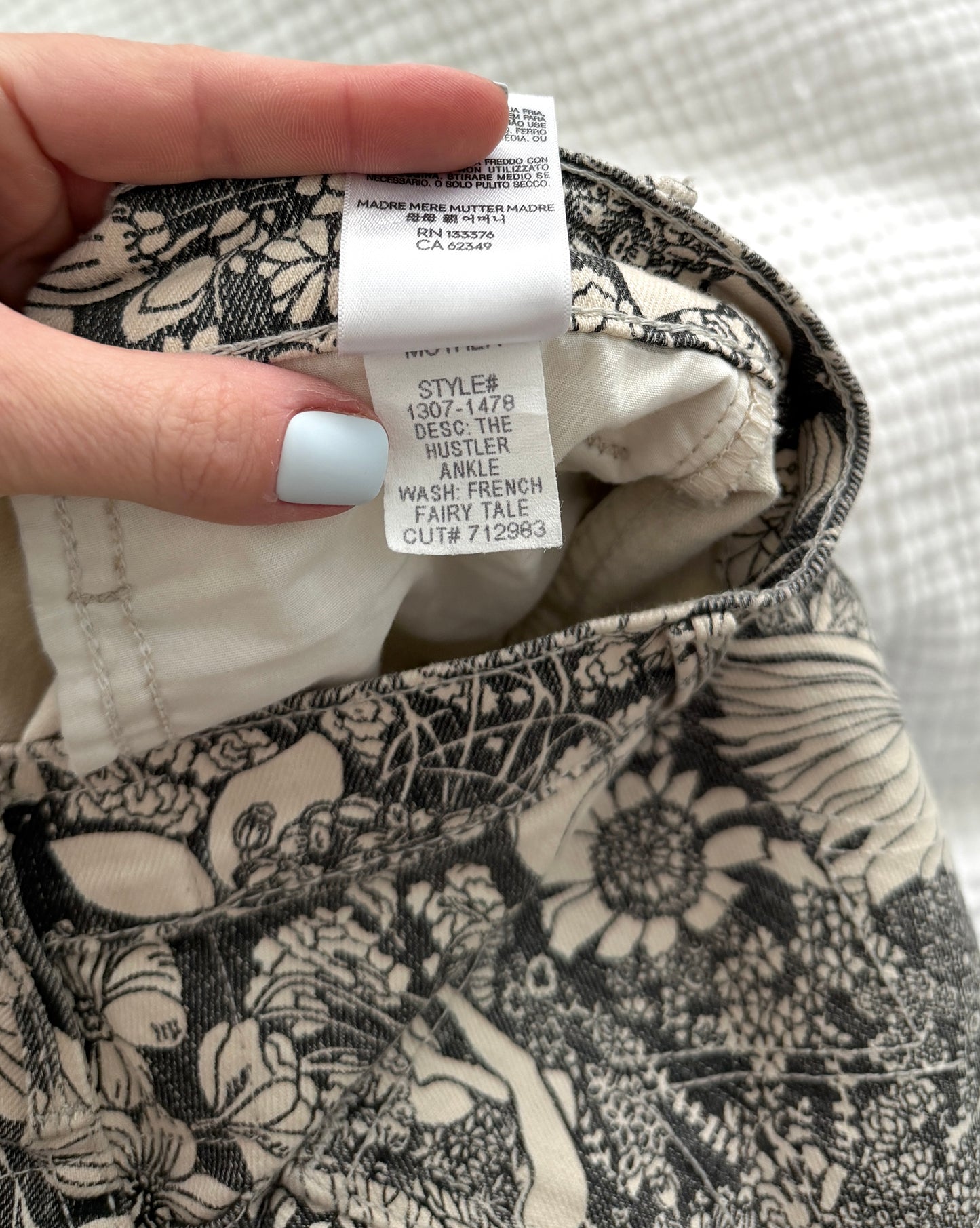 MOTHER Hustler Ankle Jeans in Devil May Care (28 or 6)