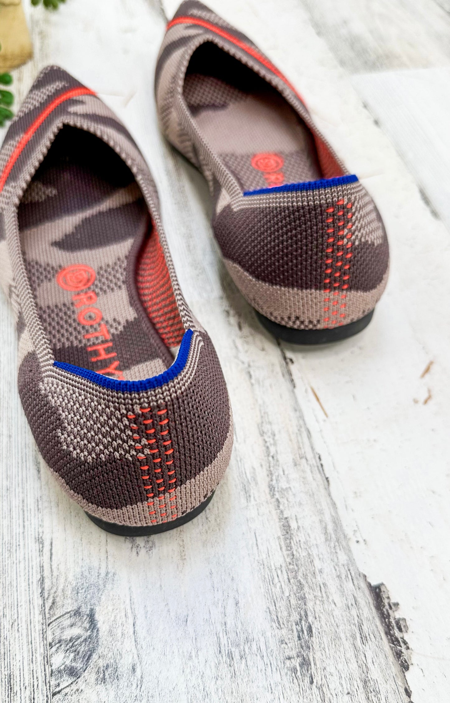 NEW Rothy’s Taupe Camo & Orange Neon Stripe Point Flat Shoes (8)