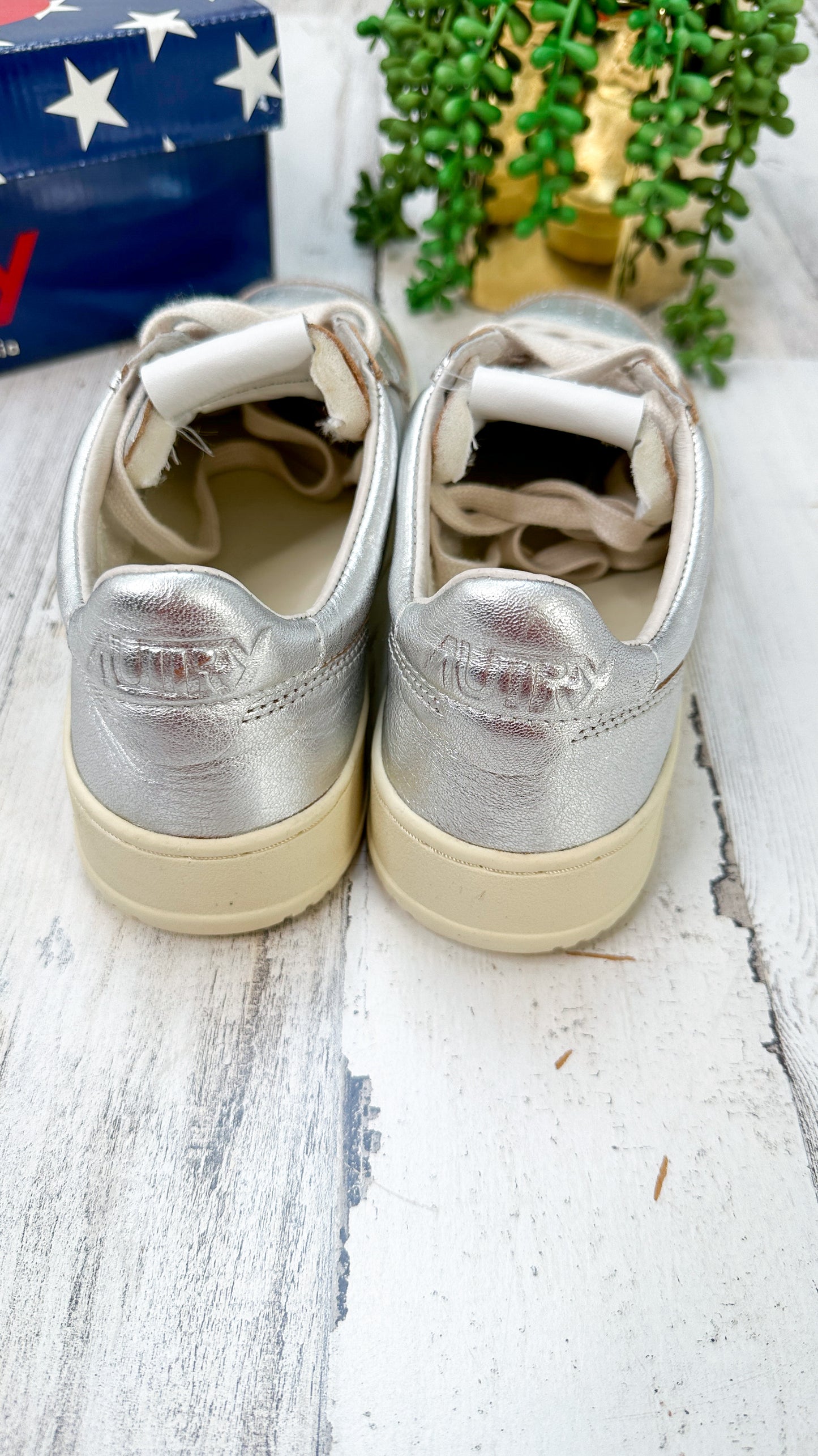 NEW Autry Medalist Leather Silver Low-Top Sneakers (39)