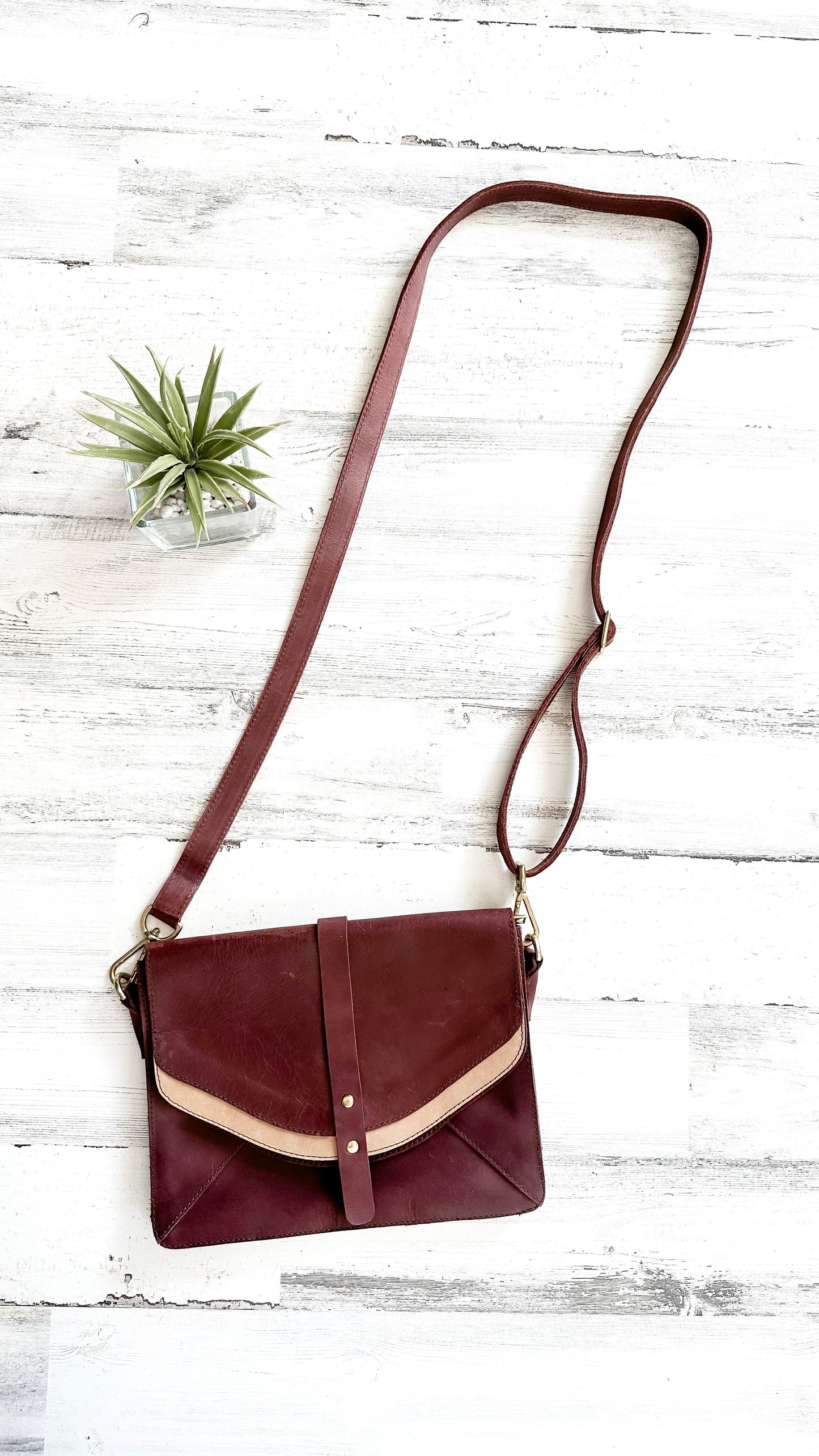 Sseko Redwood Brown Leather Saddle Crossbody Envelope Purse