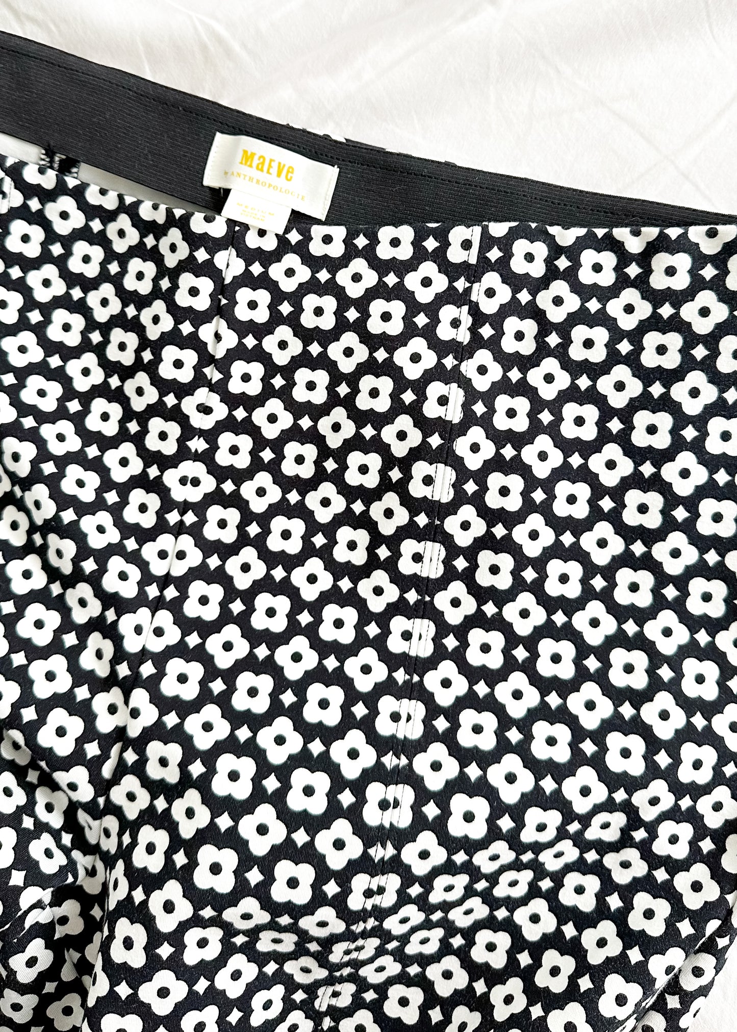 Anthropologie Maeve Black White Daisy Flower Kick Flare Pants (M)