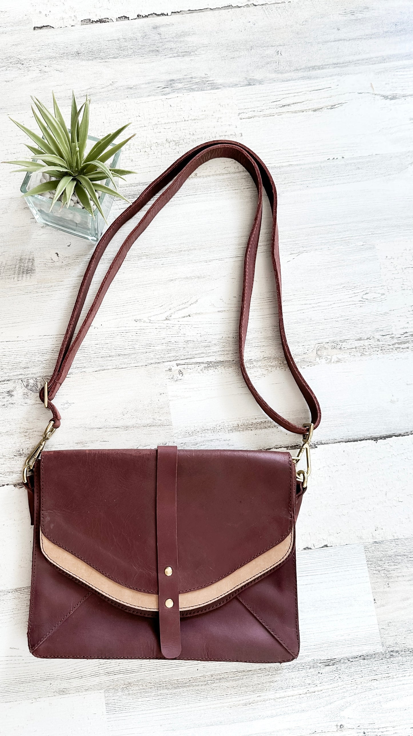 Sseko Redwood Brown Leather Saddle Crossbody Envelope Purse