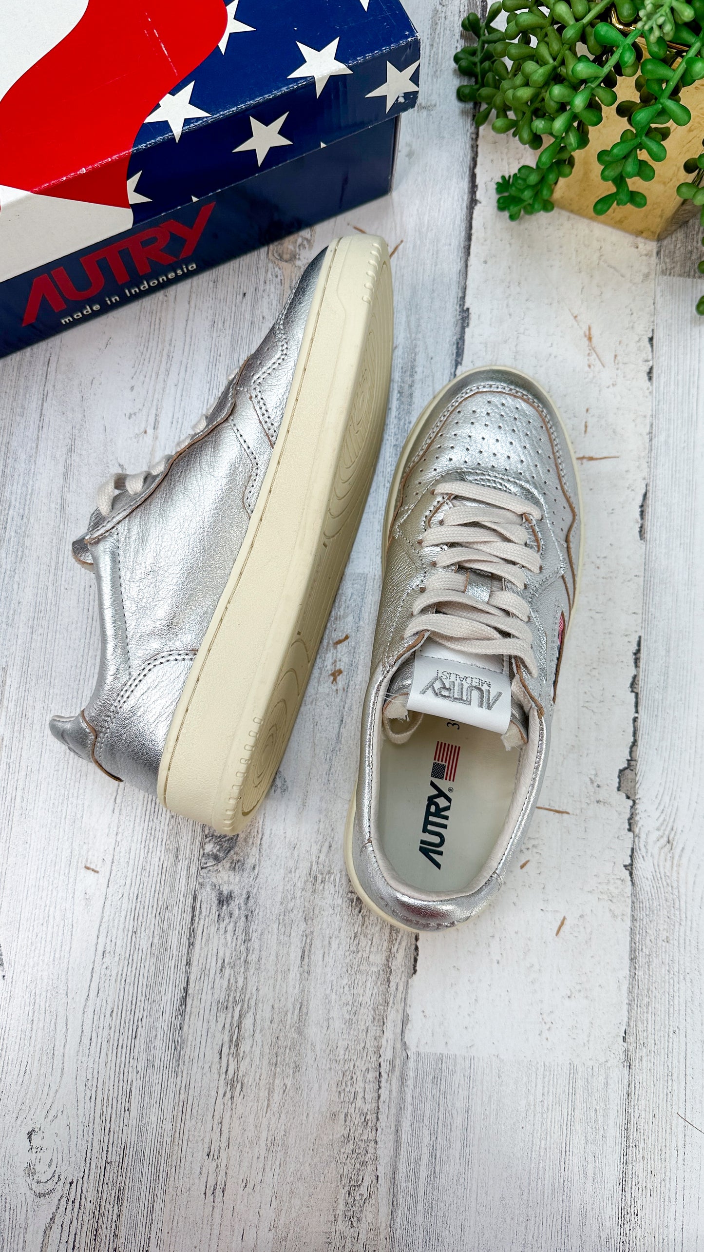 NEW Autry Medalist Leather Silver Low-Top Sneakers (39)