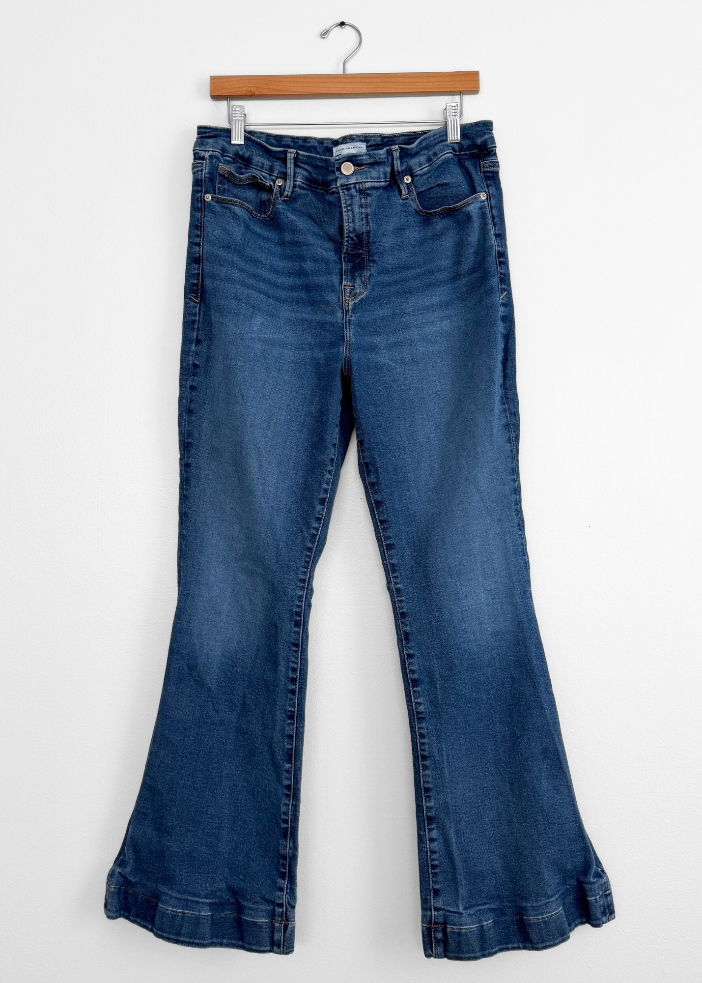 Good American Good Legs Flare Jeans in BBLUE305 Medium Wash (14 or 32)