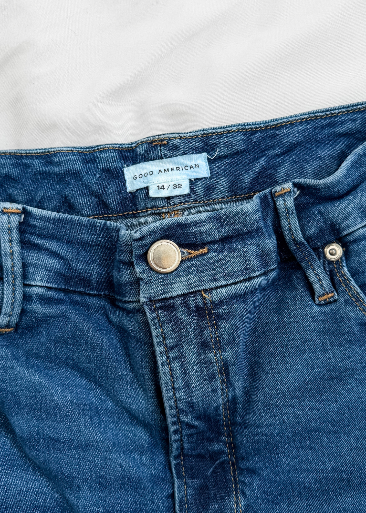 Good American Good Legs Flare Jeans in BBLUE305 Medium Wash (14 or 32)