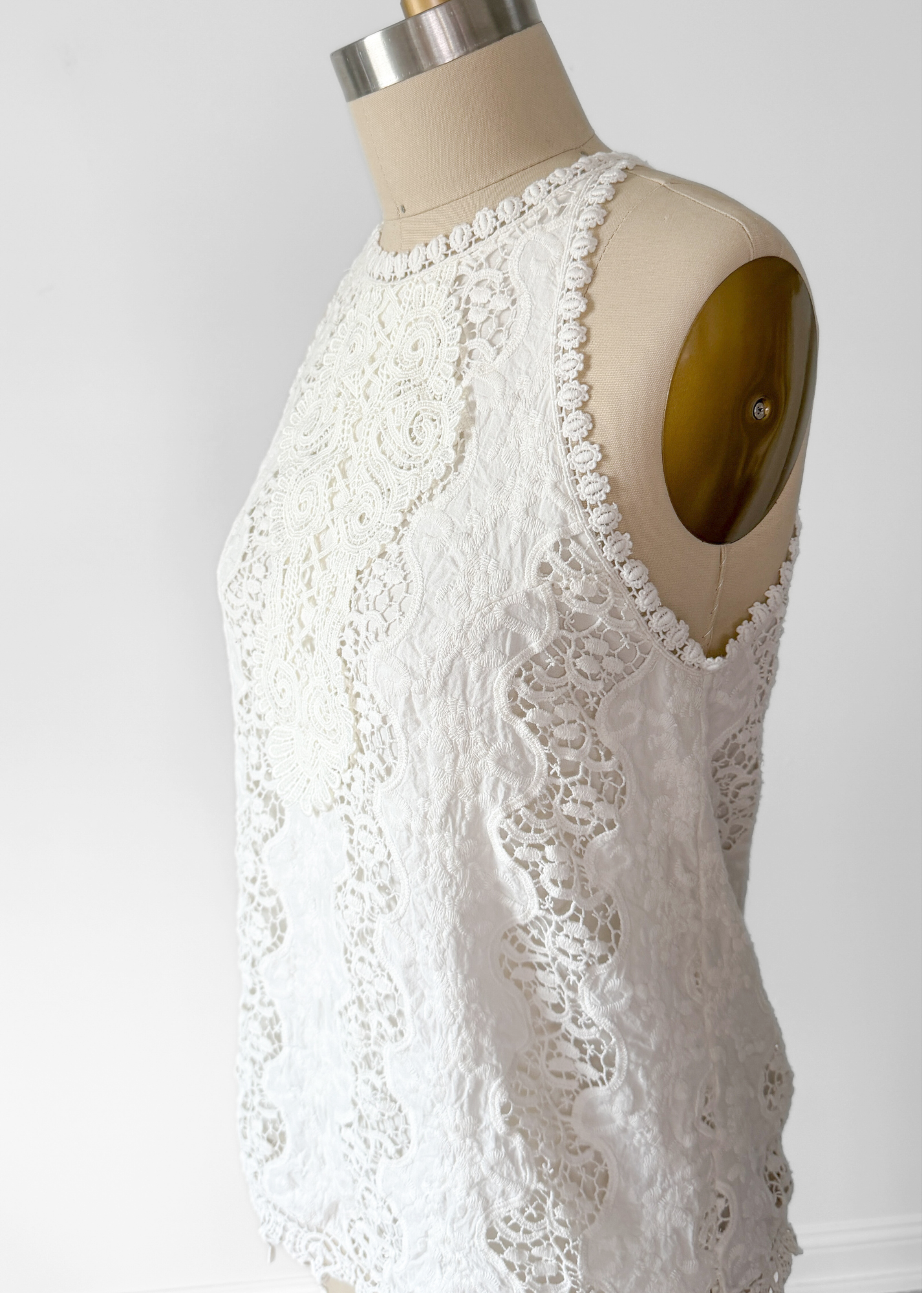Alice + Olivia Cream Crochet Lace Sleeveless Top (4)