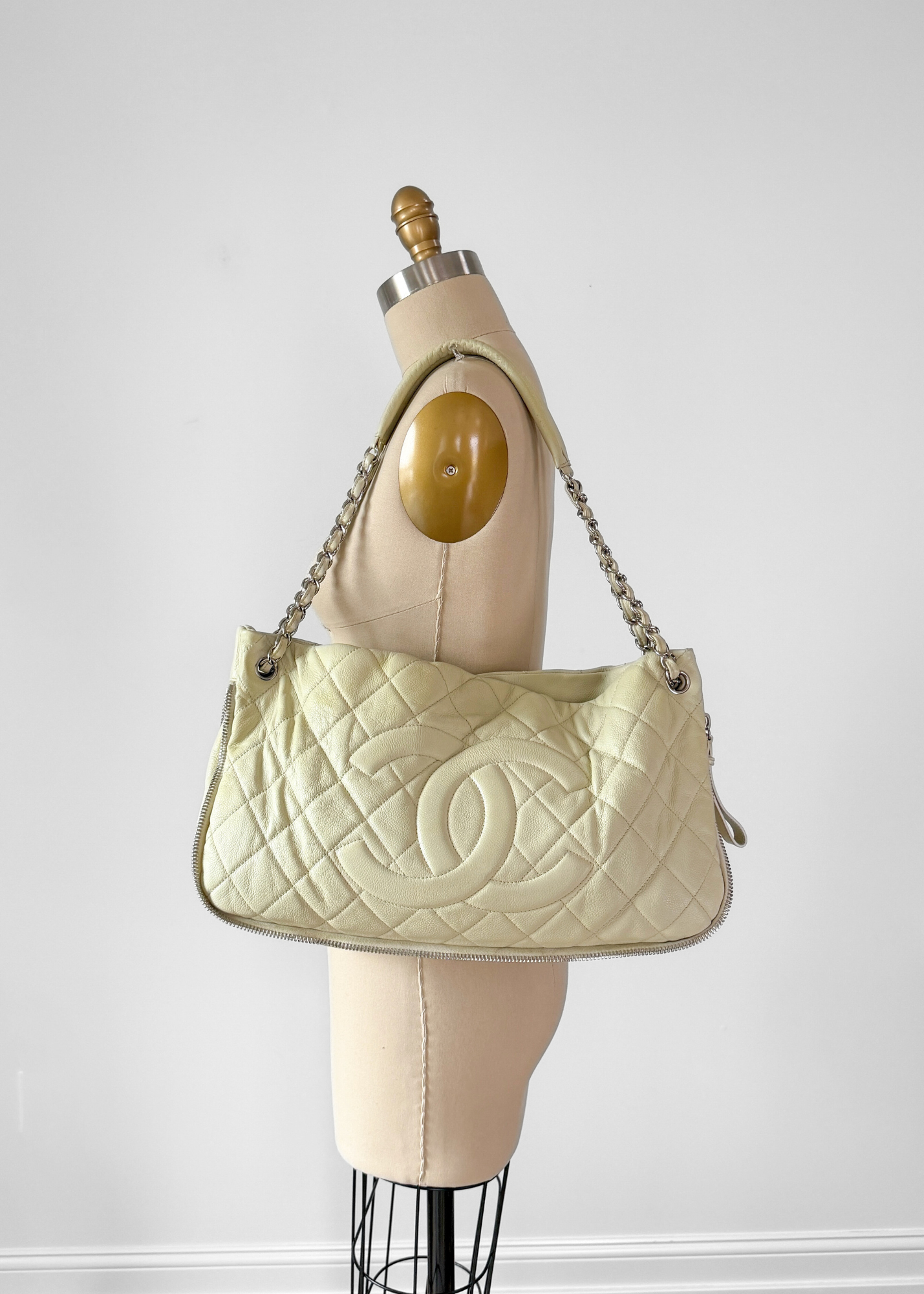 Vintage Chanel Ivory Quilted Caviar Leather Zip Expandable Purse