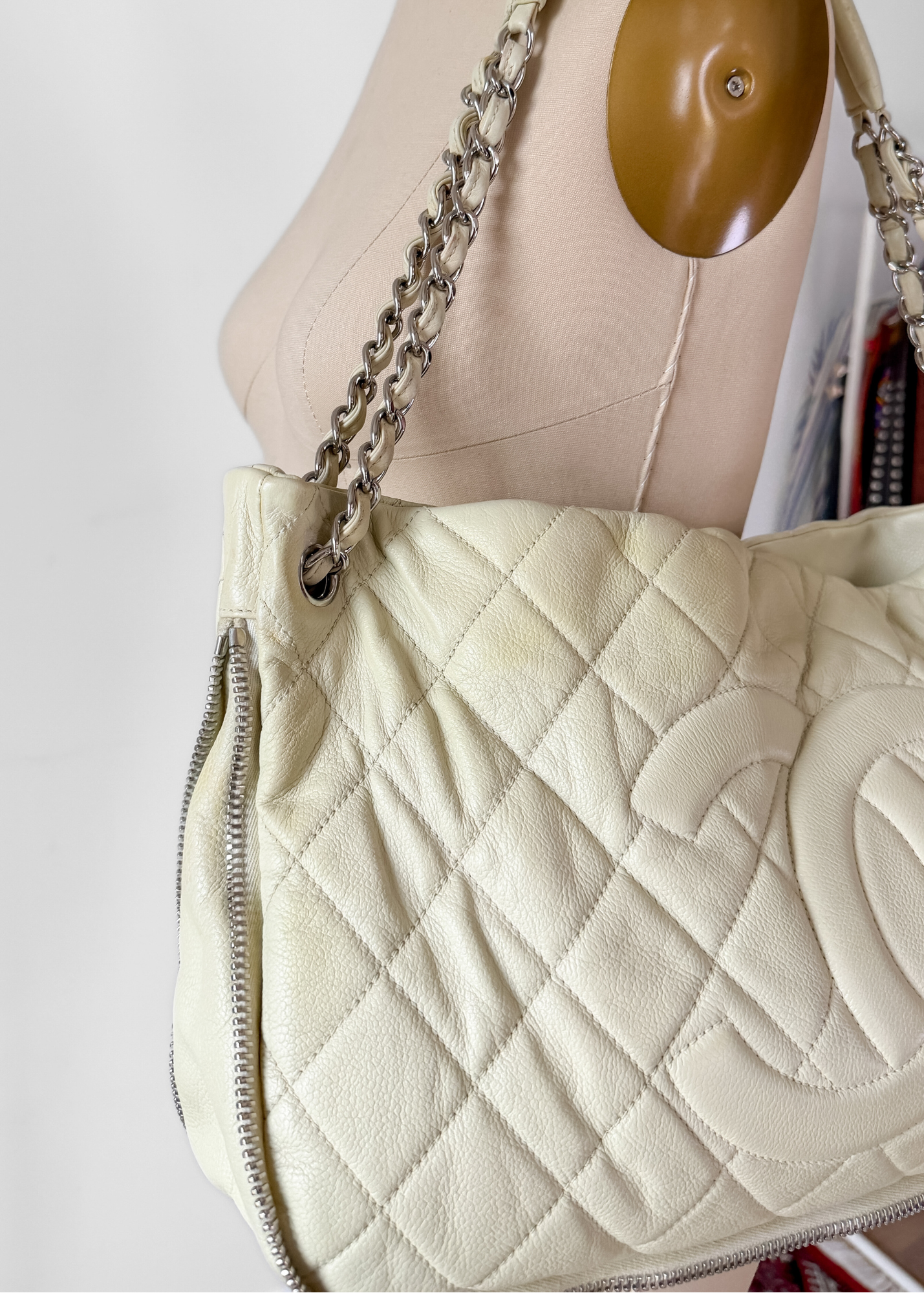 Vintage Chanel Ivory Quilted Caviar Leather Zip Expandable Purse