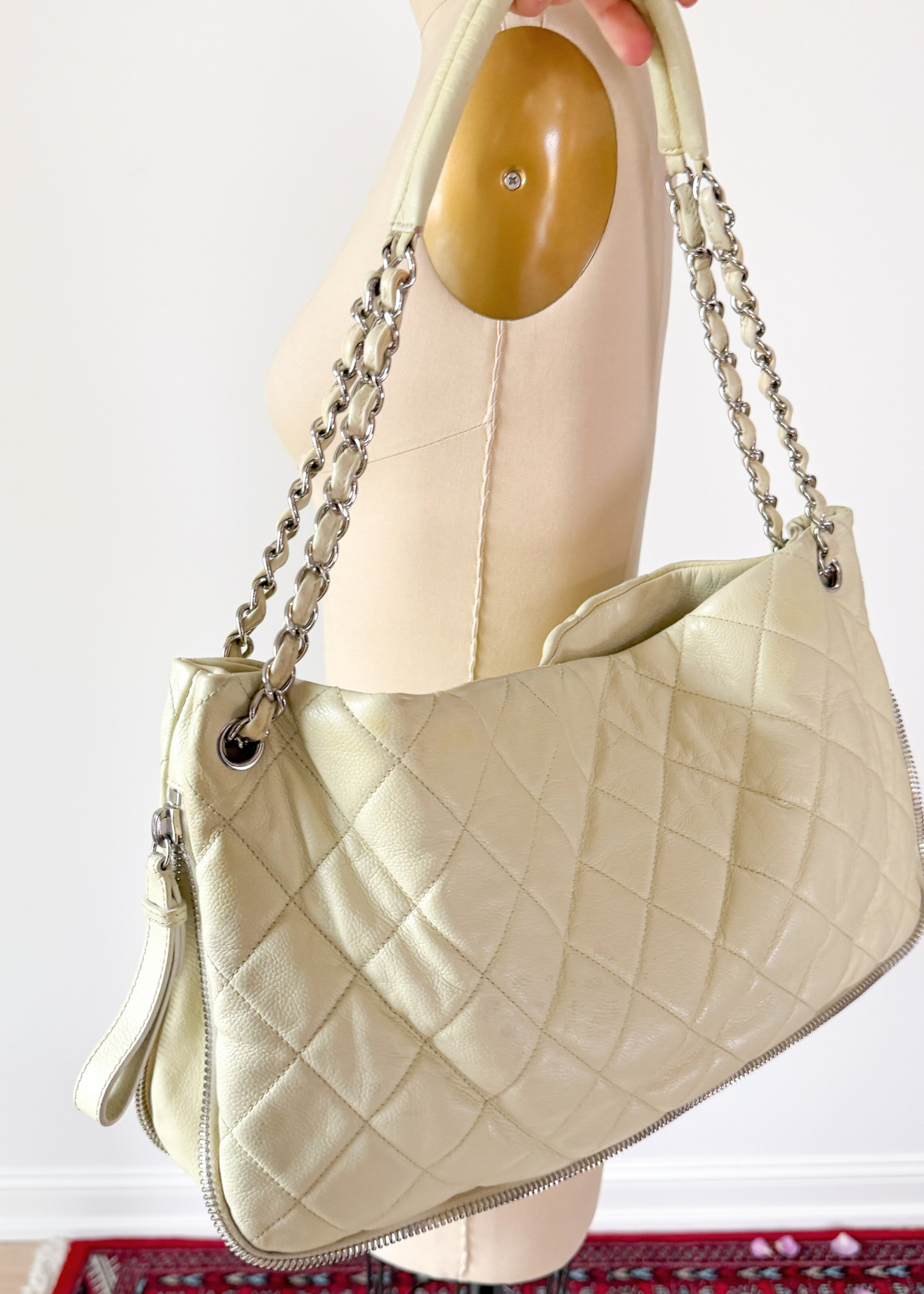 Vintage Chanel Ivory Quilted Caviar Leather Zip Expandable Purse