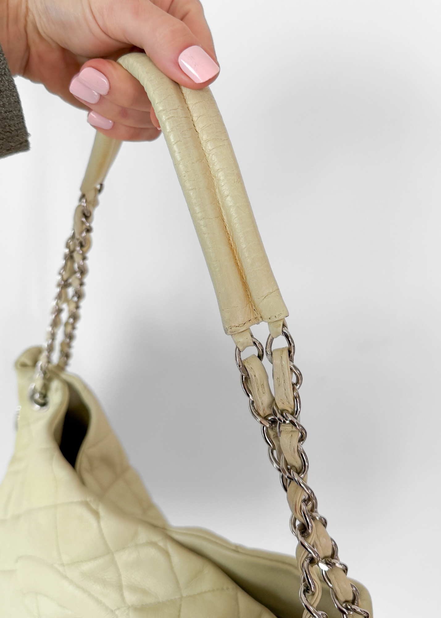 Vintage Chanel Ivory Quilted Caviar Leather Zip Expandable Purse