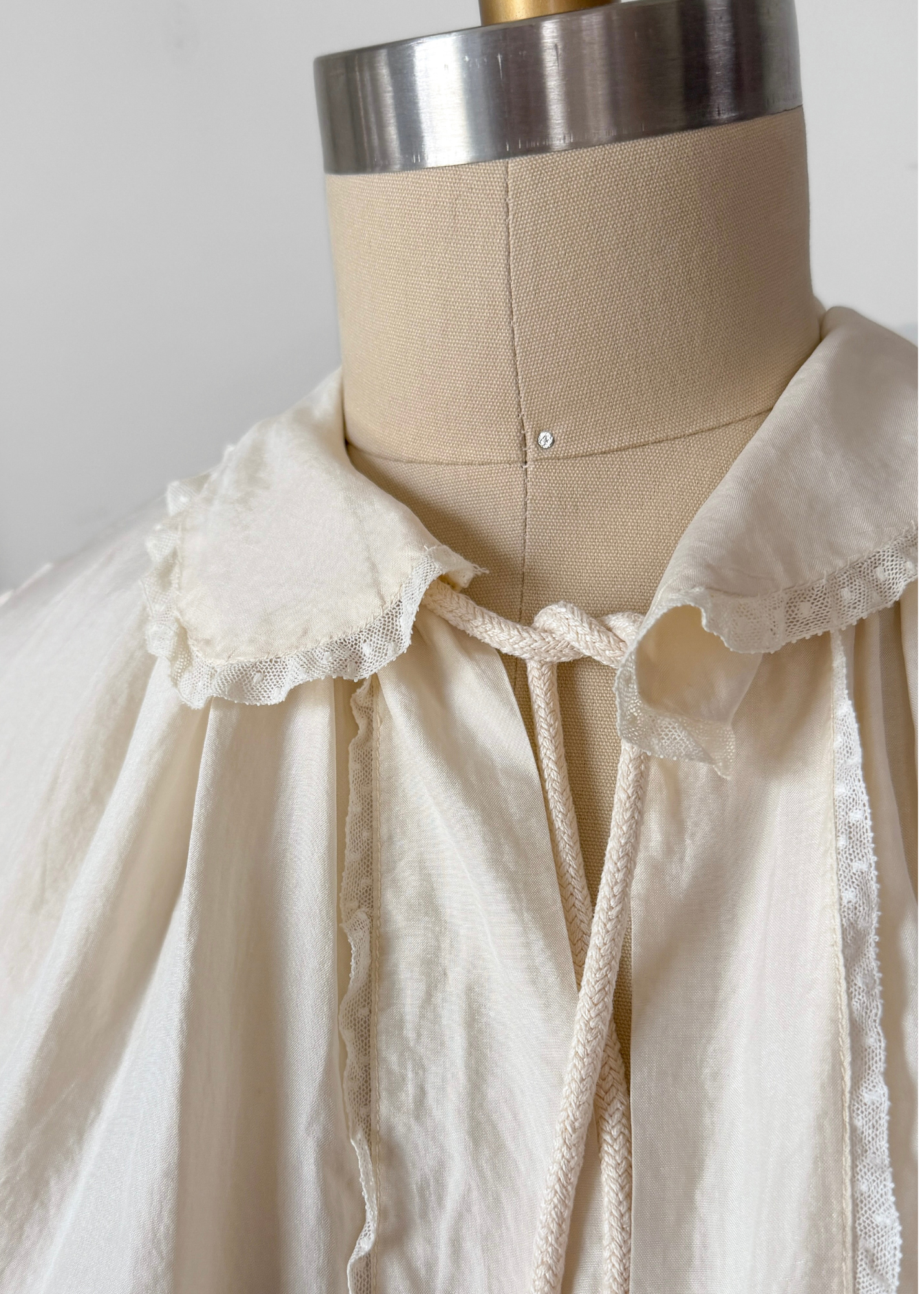 Antique 1920s/30s Cream Silk Night or Bed Jacket (M)