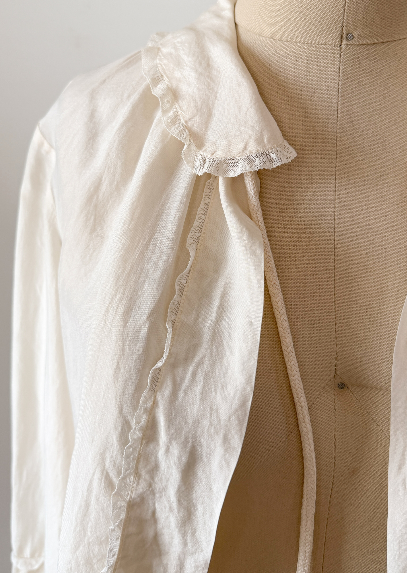 Antique 1920s/30s Cream Silk Night or Bed Jacket (M)