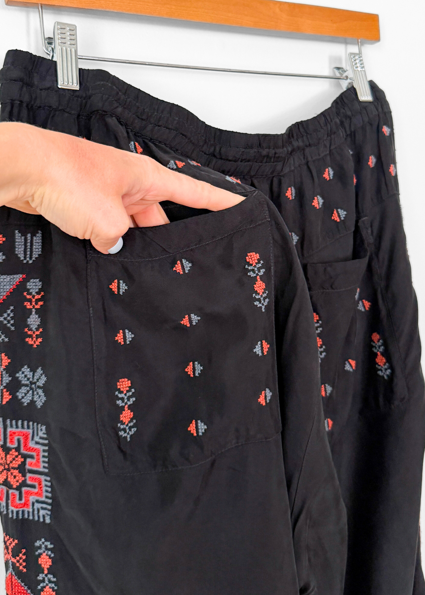 Johnny Was Pete & Greta Black Embroidered Keir Jogger Pants (M)