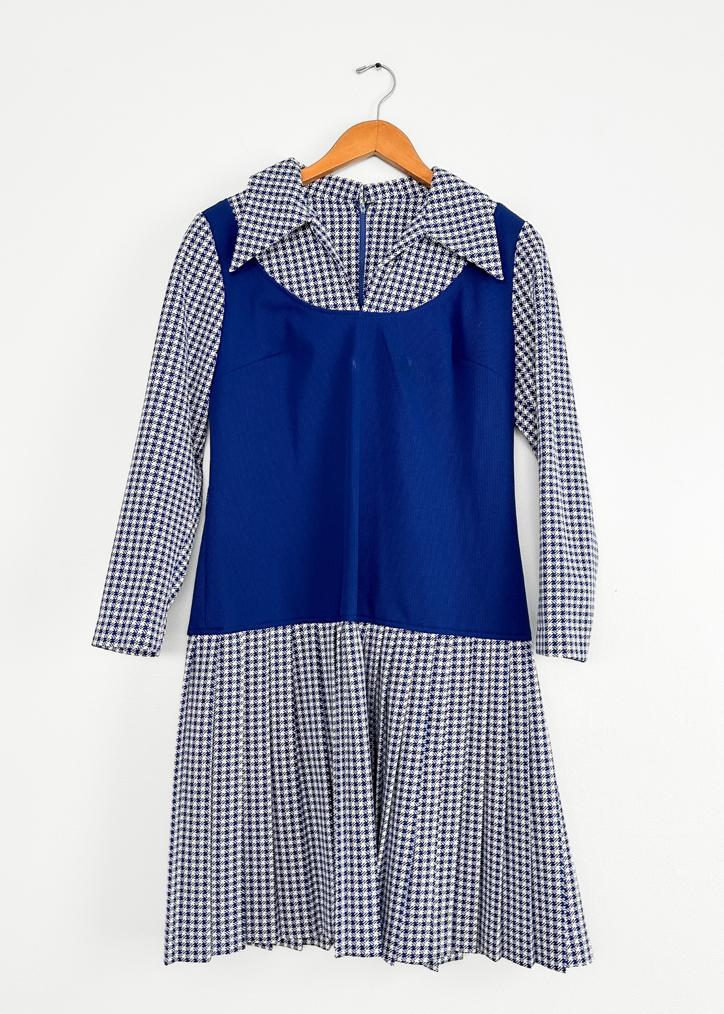 Vintage 1970s Blue Houndstooth Contrast Pointed Collar Pleated Skirt Dress (S/M)