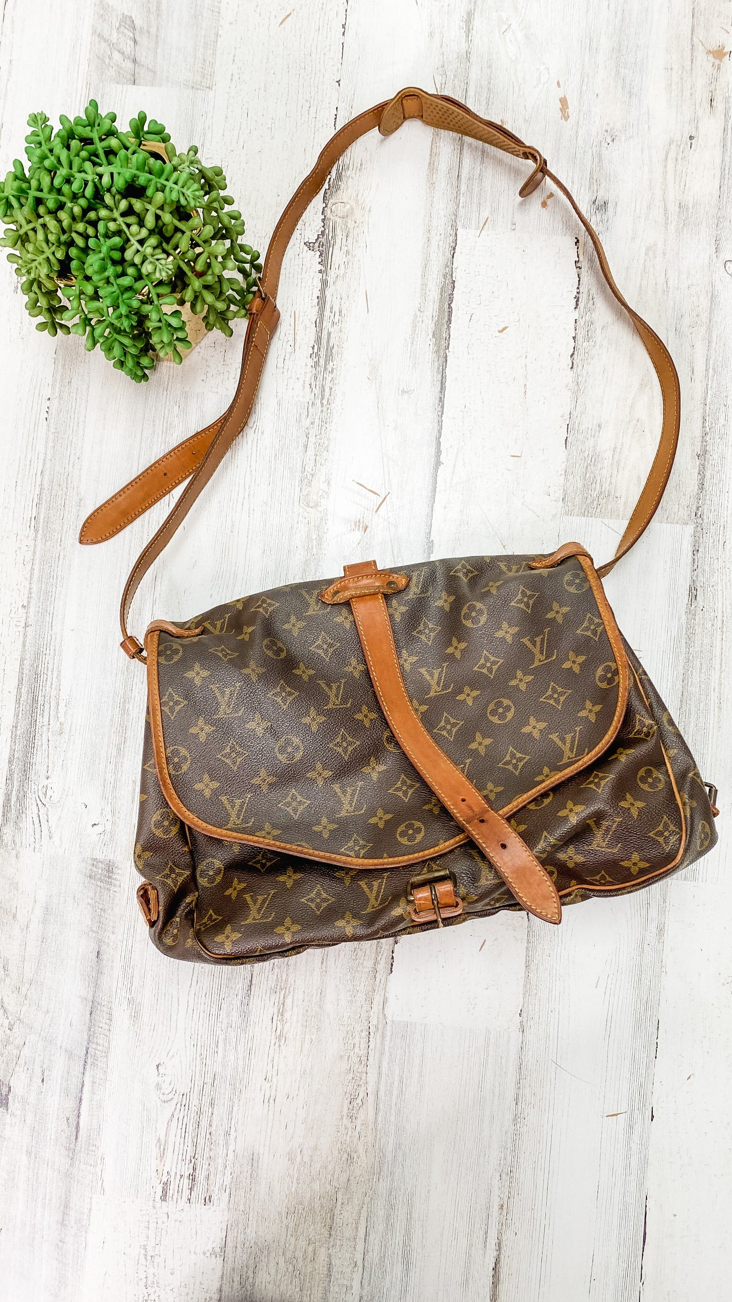 Vintage Louis Vuitton 35 XL Saumur Messenger Monogram Purse