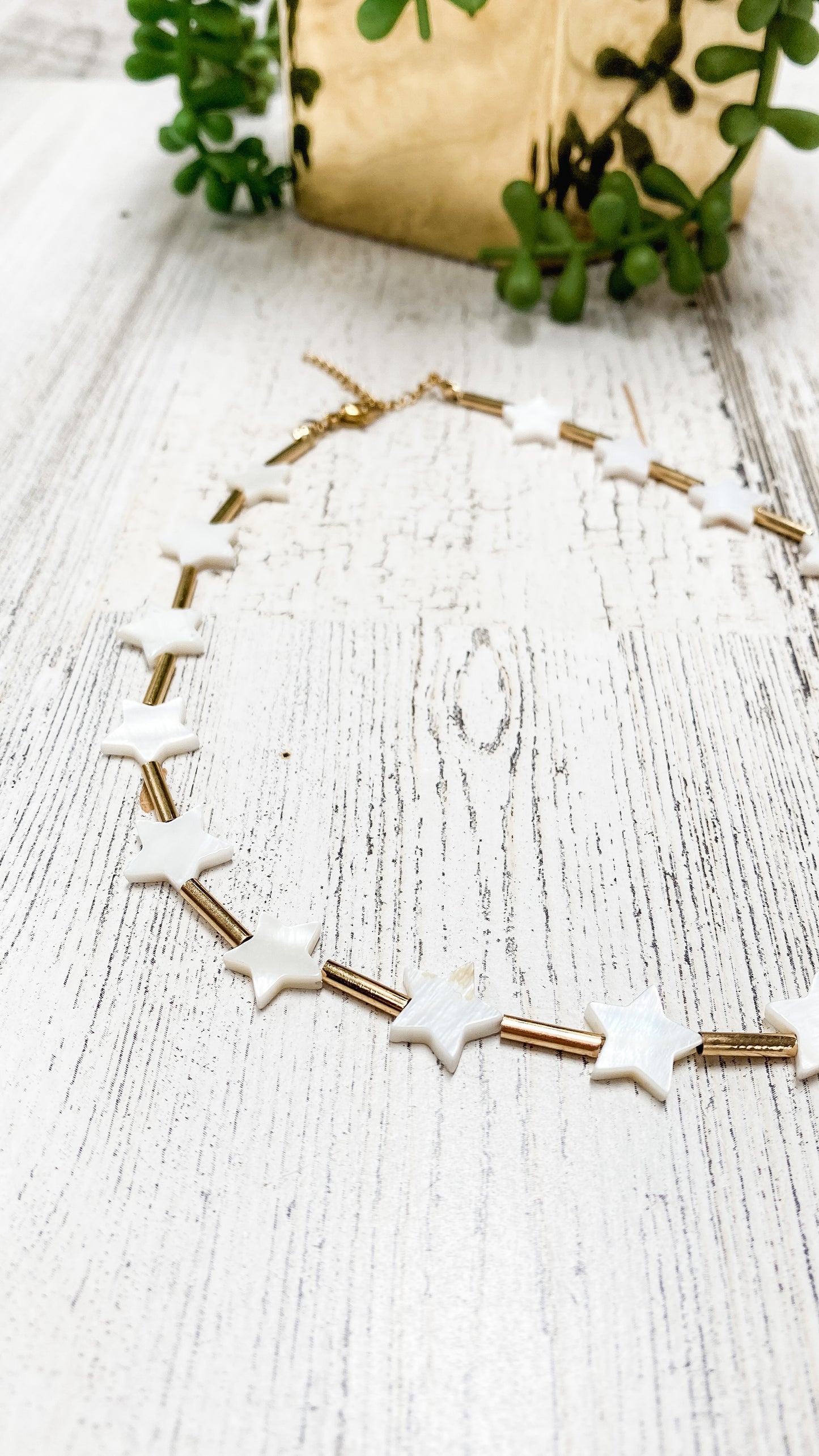 White Shell Star & Gold Short Necklace
