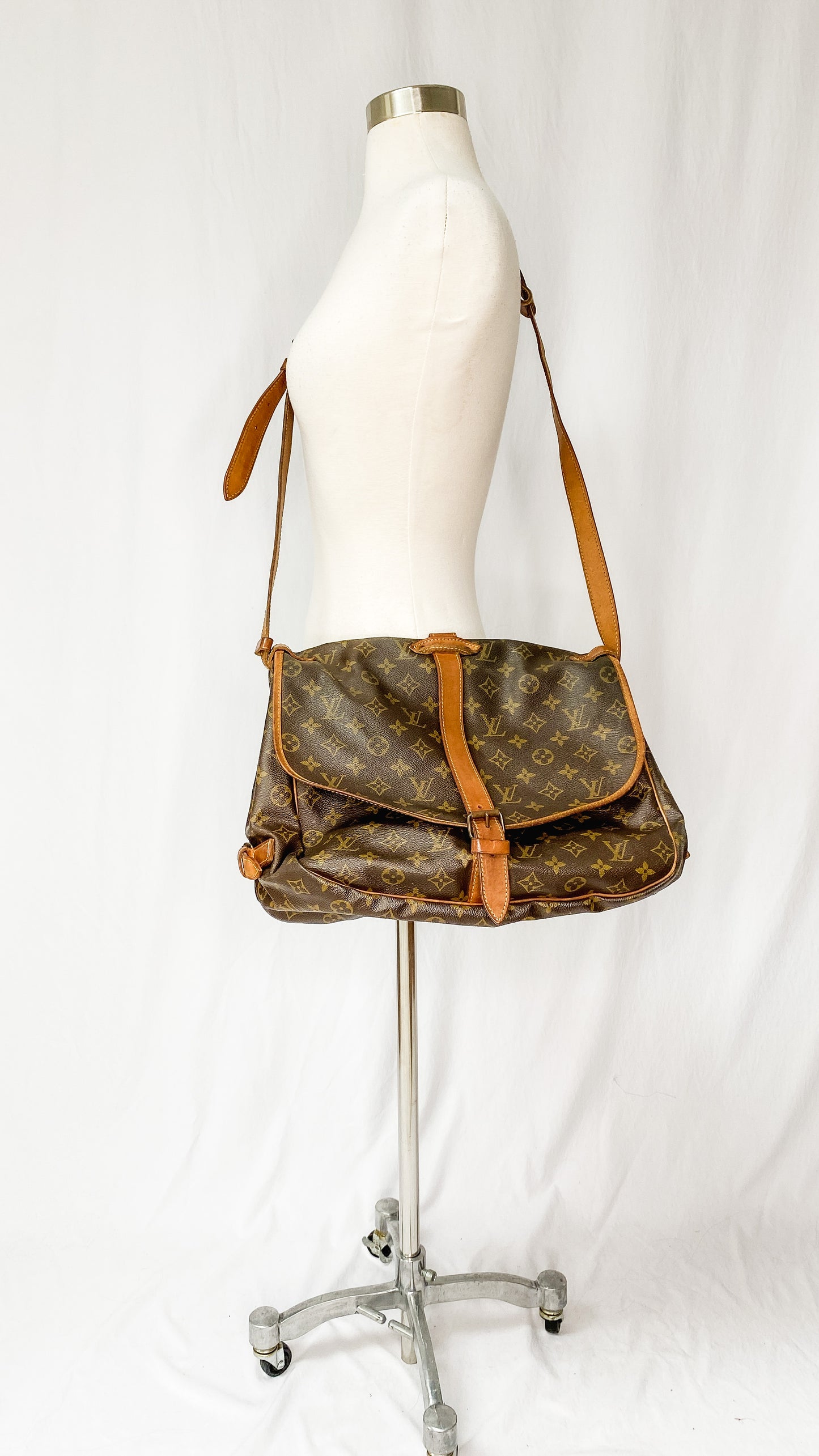 Vintage Louis Vuitton 35 XL Saumur Messenger Monogram Purse