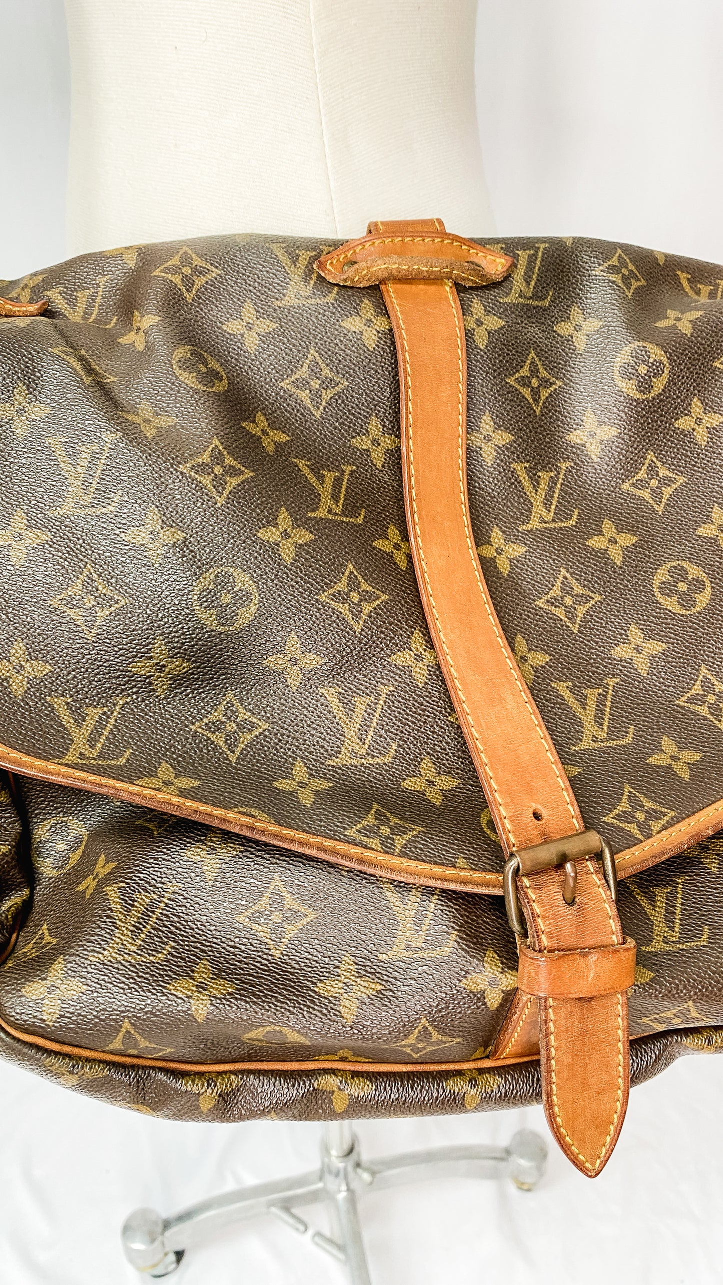 Vintage Louis Vuitton 35 XL Saumur Messenger Monogram Purse